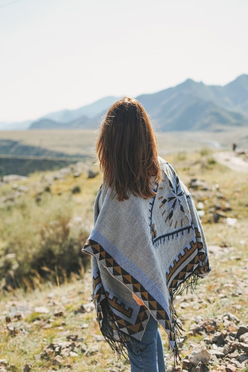 Découvrez les secrets pour bien porter un poncho